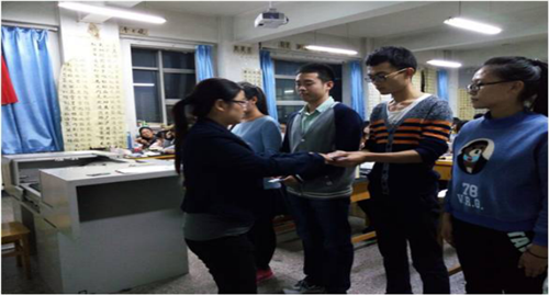 宁老师为新注册志愿者颁发志愿者证